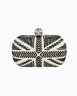 Clutch Alexander McQueen Skull Box branca e preto