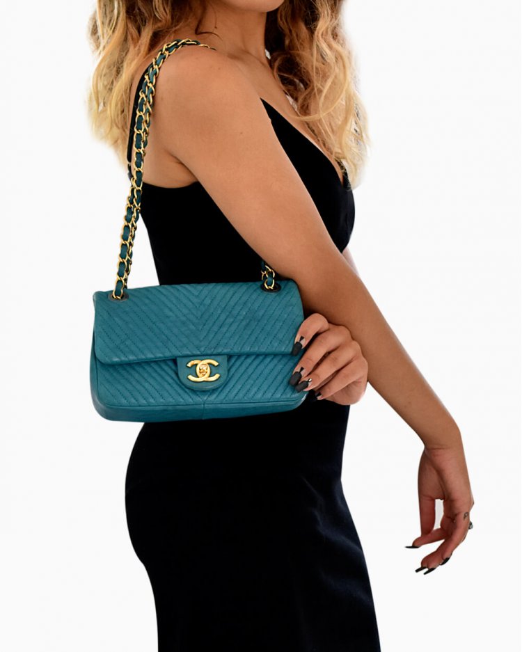 chanel velvet flap bolsa