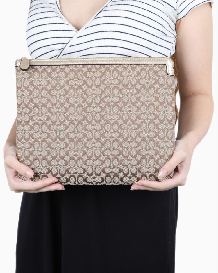 (美品) COACH iPadケース シグネチャー柄 ブラウン Capa Para Ipad Coach Original Signature Canvas Monograma Feminina