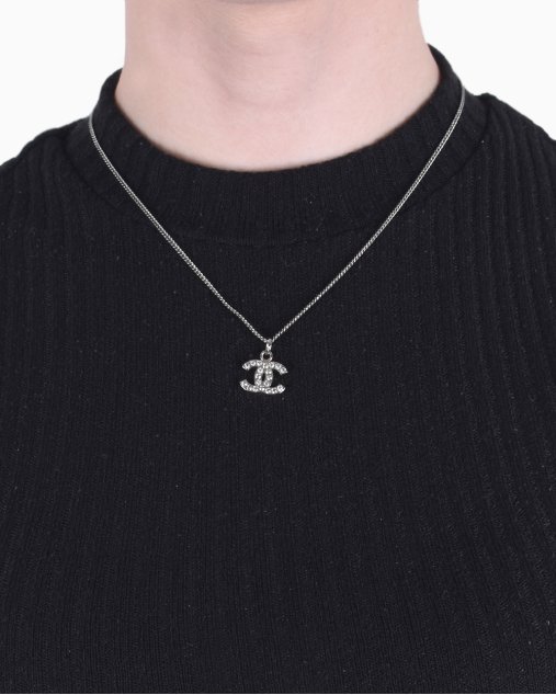 Colar Chanel Original CC Logo Com Strass Prateado Feminino