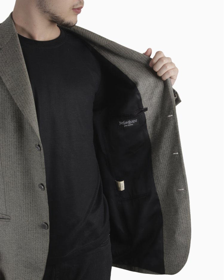 スーツ Yves Saint Laurent Saint Laurent Primavera/Verão 2025: A Alfaiataria Moderna de