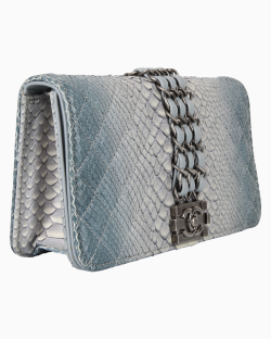 Clutch Chanel Boy Python Azul