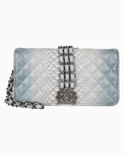 Clutch Chanel Boy Python Azul