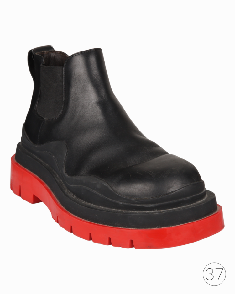 Bota Bottega Venetta Tire Preta e Vermelha Cano Curto