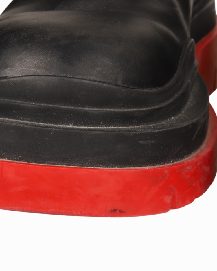 Bota Bottega Venetta Tire Preta e Vermelha Cano Curto