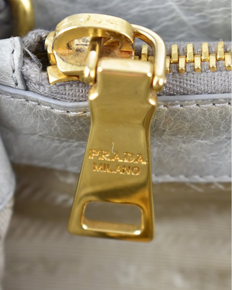 prada bolsa with lock and key